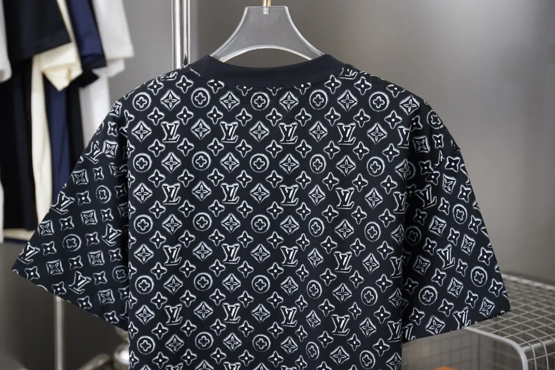 🅿️190 1V 25SS early spring new style Short sleeves with all-over presbyopic letters Light luxury Essential item for daily commuting for men and women Correct version Welcome to compare Detailed features · 320g 100% pure cotton double yarn jersey fabric · Special thickened 32 pieces of double-strand 1X1 thread in the same vat · Positioned digital full-width presbyopic Lv letter logo printing · Double needle stitching and cross-stitch technology · Original main mark, washable tag, brand moisture-proof paper packaging Color: black/white Size: S/M/L/XL